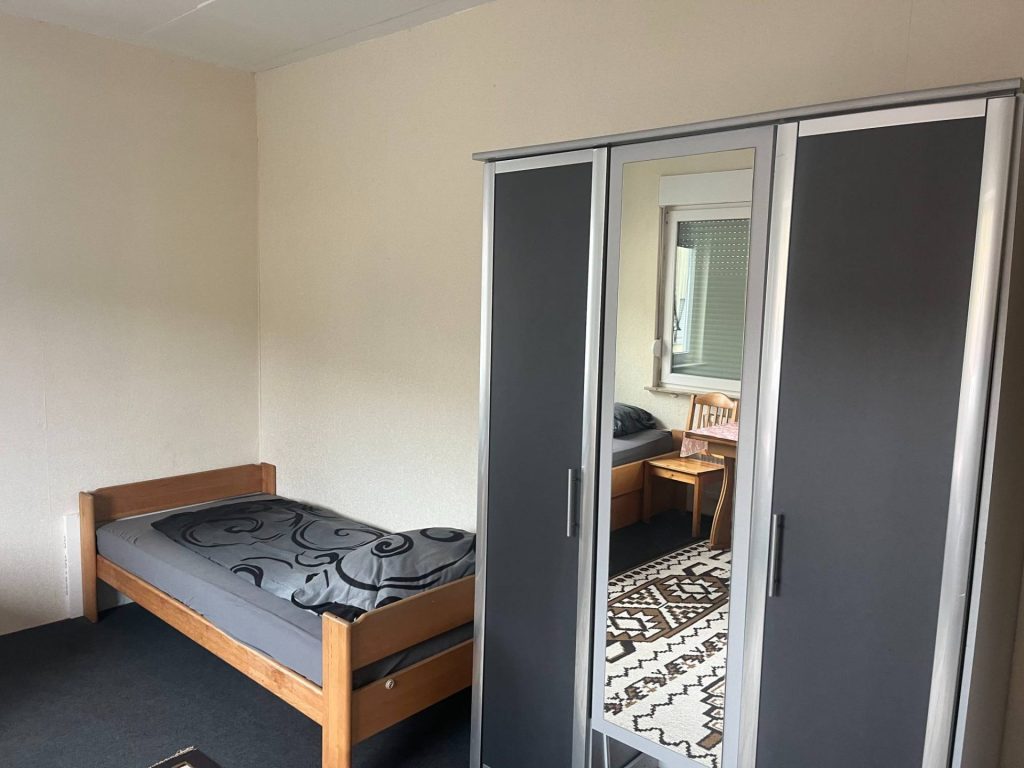 Ein schwarzer Schrank mit Spiegel