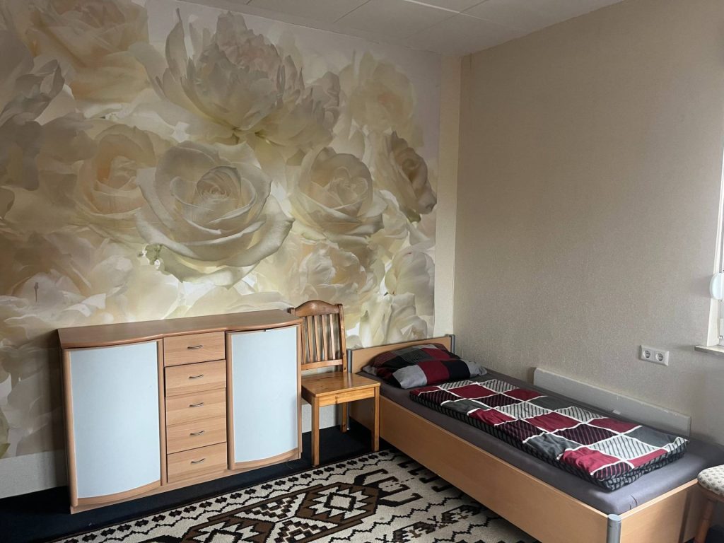 Ein Pensionszimmer mit Dekortape von weißen Rosen